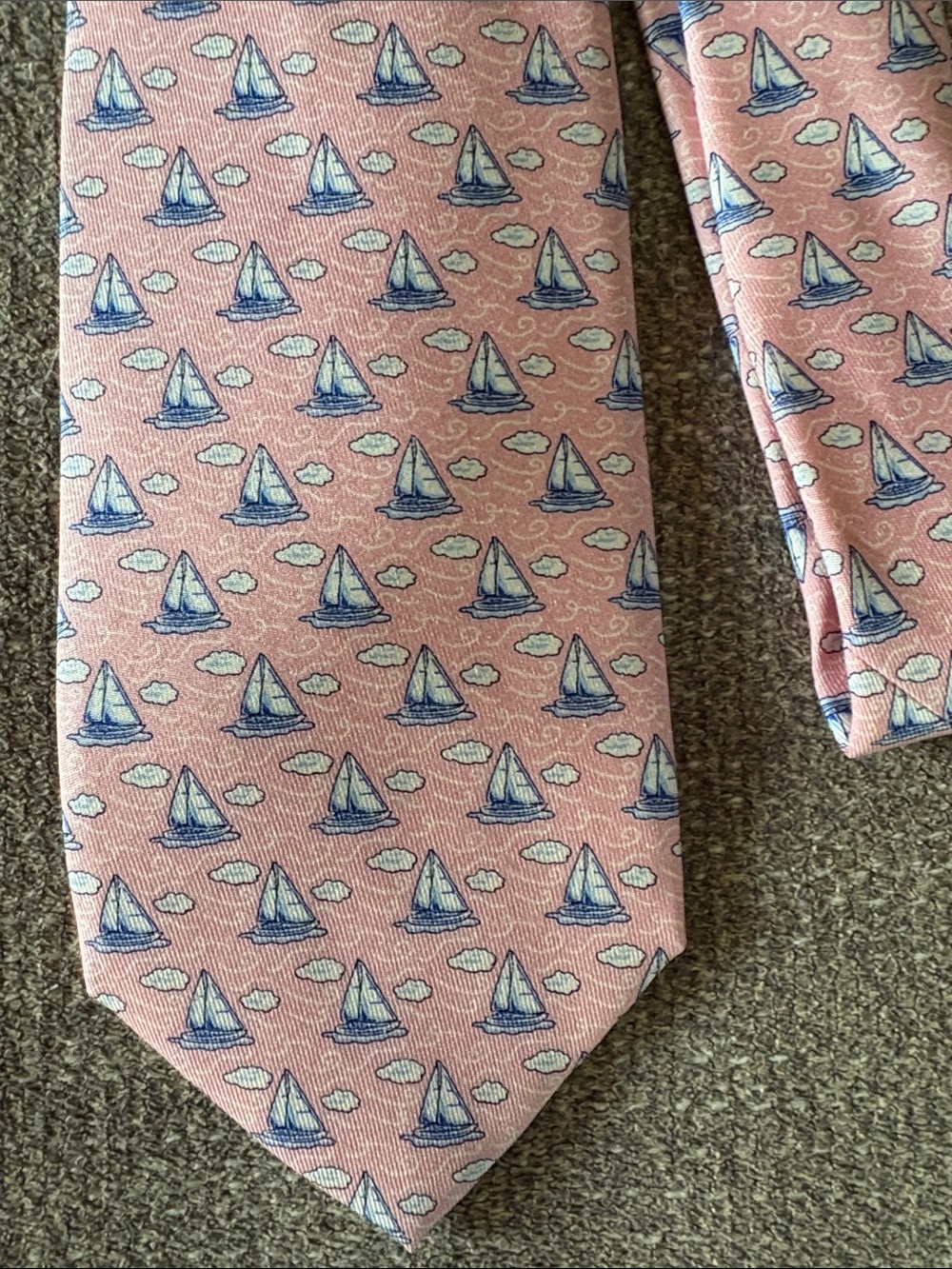 VINEYARD VINES Pink Necktie Tie with Blue Sailboat Print 100% Silk EUC